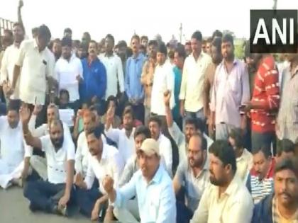 Telangana: BRS cadres protest against YSRTP chief Sharmila for "derogatory remarks" against MLA Shankar Naik | Telangana: BRS cadres protest against YSRTP chief Sharmila for "derogatory remarks" against MLA Shankar Naik