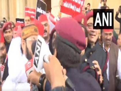 Samajwadi Party holds protest outside UP Assembly ahead of Budget Session | Samajwadi Party holds protest outside UP Assembly ahead of Budget Session