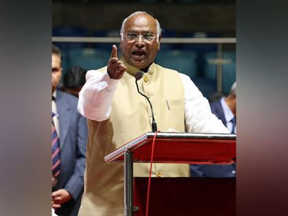 Mallikarjun Kharge calls Pawan Khera's arrest as "Hitlershahi" | Mallikarjun Kharge calls Pawan Khera's arrest as "Hitlershahi"