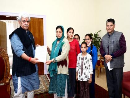 J-K Lt Governor Sinha hands over appointment letter to slain Kashmiri Pandit's wife | J-K Lt Governor Sinha hands over appointment letter to slain Kashmiri Pandit's wife