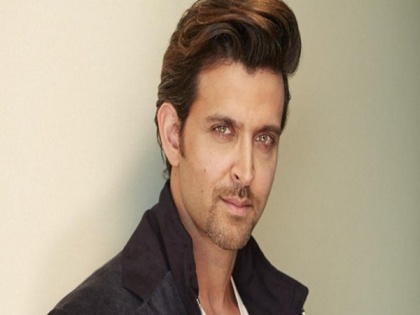 Hrithik Roshan's high five ignored by a little kid, watch actor's cute video | Hrithik Roshan's high five ignored by a little kid, watch actor's cute video