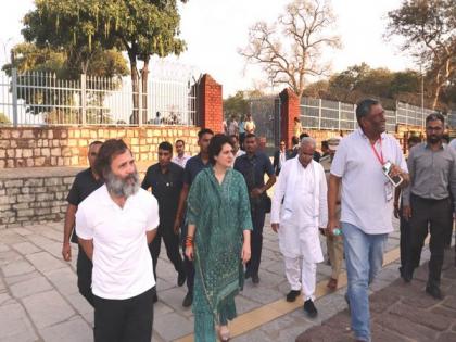 Chhattisgarh: Rahul, Priyanka Gandhi visit historical sites in Sirpur | Chhattisgarh: Rahul, Priyanka Gandhi visit historical sites in Sirpur