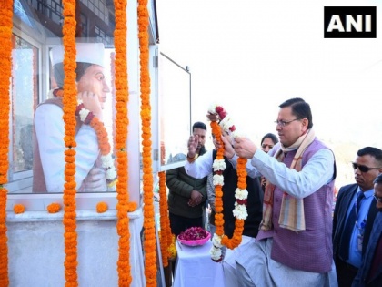 Uttarakhand: CM Dhami pays floral tribute to Gabar Singh Negi and Sridev Suman | Uttarakhand: CM Dhami pays floral tribute to Gabar Singh Negi and Sridev Suman