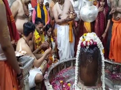 MP: Indian cricketer Axar Patel along with wife visit Baba Mahakal Temple in Ujjain | MP: Indian cricketer Axar Patel along with wife visit Baba Mahakal Temple in Ujjain
