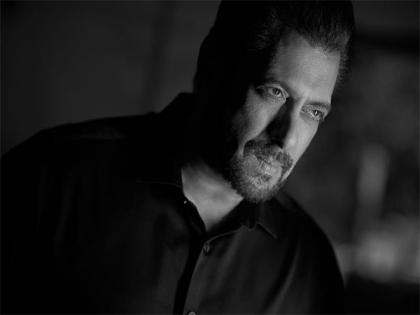 Salman Khan looks dapper in his new "black and white" photograph | Salman Khan looks dapper in his new "black and white" photograph