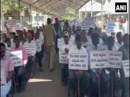 9 lakh Karnataka govt employees go on indefinite strike from today for implementing Seventh Pay Commission norms | 9 lakh Karnataka govt employees go on indefinite strike from today for implementing Seventh Pay Commission norms