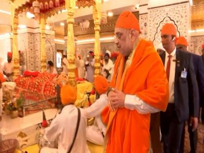 Amit Shah offers prayers at Guru Nanak Jhira Sahib Gurudwara in Karnataka's Bidar | Amit Shah offers prayers at Guru Nanak Jhira Sahib Gurudwara in Karnataka's Bidar
