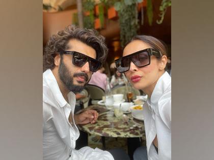 Malaika Arora poses with Arjun Kapoor at her mom's 70th birthday bash | Malaika Arora poses with Arjun Kapoor at her mom's 70th birthday bash