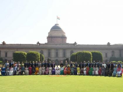 Chief Justice of Delhi, High Court judges visit Rashtrapati Bhavan's Amrit Udyan on President's invitation | Chief Justice of Delhi, High Court judges visit Rashtrapati Bhavan's Amrit Udyan on President's invitation