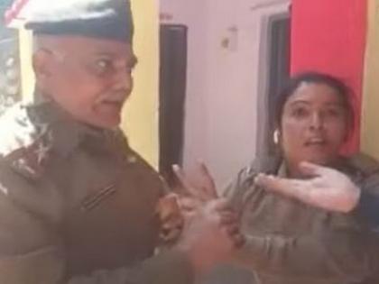 Video of scuffle between woman home guard, Bihar traffic policeman goes viral | Video of scuffle between woman home guard, Bihar traffic policeman goes viral Video of scuffle between woman home guard, Bihar traffic policeman goes viral | Video of scuffle between woman home guard, Bihar traffic policeman goes viral