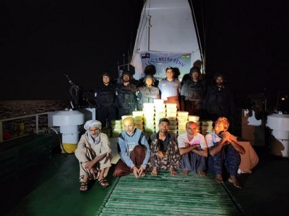 Indian Coast Guard apprehends Iranian boat carrying drugs worth Rs 425 crore | Indian Coast Guard apprehends Iranian boat carrying drugs worth Rs 425 crore