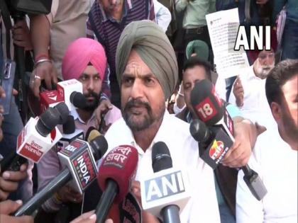 Sidhu Moose Wala's father protests outside Punjab Assembly, demands CBI investigation | Sidhu Moose Wala's father protests outside Punjab Assembly, demands CBI investigation