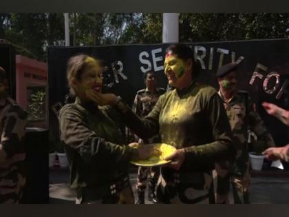BSF jawans celebrate Holi in J-K | BSF jawans celebrate Holi in J-K BSF jawans celebrate Holi in J-K | BSF jawans celebrate Holi in J-K