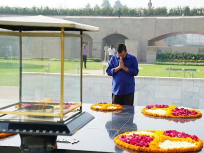 Arvind Kejriwal pays homage to Mahatma Gandhi at Rajghat before staring prayers for the country | Arvind Kejriwal pays homage to Mahatma Gandhi at Rajghat before staring prayers for the country