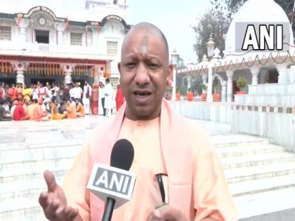 CM Yogi celebrates Holi at Gorakhnath Temple, says no class, caste or regional divide in this festival | CM Yogi celebrates Holi at Gorakhnath Temple, says no class, caste or regional divide in this festival