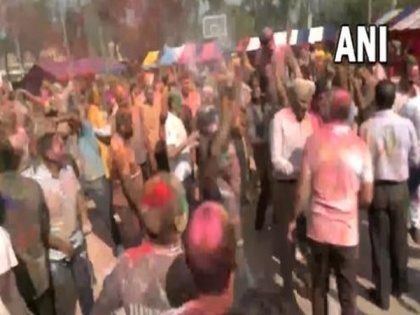 BSF personnel celebrate Holi with their family in Amritsar | BSF personnel celebrate Holi with their family in Amritsar