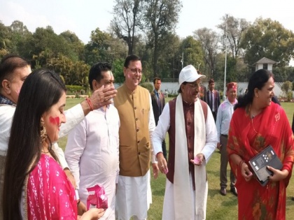 Former Union Education Minister, Uttarakhand BJP chief visit CM Dhami's residence on Holi | Former Union Education Minister, Uttarakhand BJP chief visit CM Dhami's residence on Holi