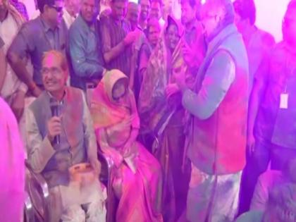 MP CM Shivraj Chauhan sings 'phaag', celebrates Holi at his residence | MP CM Shivraj Chauhan sings 'phaag', celebrates Holi at his residence