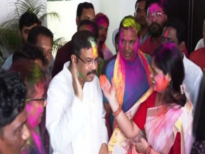 Union Minister Dharmendra Pradhan celebrates Holi at his residence | Union Minister Dharmendra Pradhan celebrates Holi at his residence
