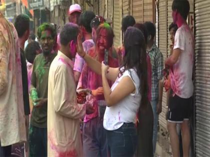 Delhi: Foreign nationals join locals in Paharganj for Holi celebrations | Delhi: Foreign nationals join locals in Paharganj for Holi celebrations Delhi: Foreign nationals join locals in Paharganj for Holi celebrations | Delhi: Foreign nationals join locals in Paharganj for Holi celebrations