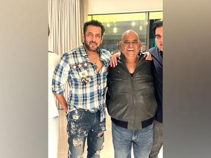 "Always loved cared n respected him": Salman Khan mourns demise of Satish Kaushik | "Always loved cared n respected him": Salman Khan mourns demise of Satish Kaushik "Always loved cared n respected him": Salman Khan mourns demise of Satish Kaushik | "Always loved cared n respected him": Salman Khan mourns demise of Satish Kaushik