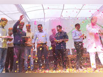 Madhya Pradesh: Indore Police officers, personnel celebrate 'Holi' | Madhya Pradesh: Indore Police officers, personnel celebrate 'Holi'