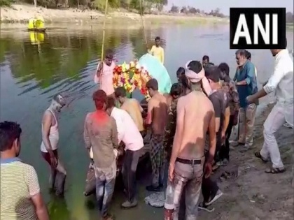 Uttar Pradesh : 4 people died due to drowning in Gomti river | Uttar Pradesh : 4 people died due to drowning in Gomti river