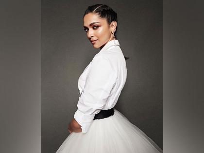 Deepika Padukone poses, greets paps at Mumbai Airport before flying to US for Oscars | Deepika Padukone poses, greets paps at Mumbai Airport before flying to US for Oscars Deepika Padukone poses, greets paps at Mumbai Airport before flying to US for Oscars | Deepika Padukone poses, greets paps at Mumbai Airport before flying to US for Oscars
