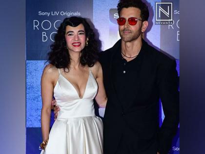 Hrithik Roshan and Saba Azad get mushy in front of camera at 'Rocket Boys 2' screening | Hrithik Roshan and Saba Azad get mushy in front of camera at 'Rocket Boys 2' screening