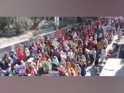 Pakistan: 3 cops suspended for resorting to force against Aurat marchers | Pakistan: 3 cops suspended for resorting to force against Aurat marchers