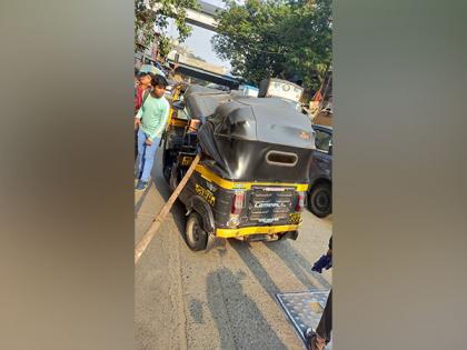 Mumbai: Iron pole falls over moving auto, woman, daughter killed | Mumbai: Iron pole falls over moving auto, woman, daughter killed