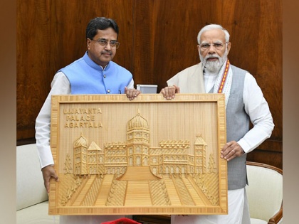 Tripura CM calls on PM Modi in Delhi, presents him with portrait of Ujjayanta Palace | Tripura CM calls on PM Modi in Delhi, presents him with portrait of Ujjayanta Palace