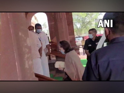 Sonia Gandhi arrives in Parliament on second day of Budget Session | Sonia Gandhi arrives in Parliament on second day of Budget Session