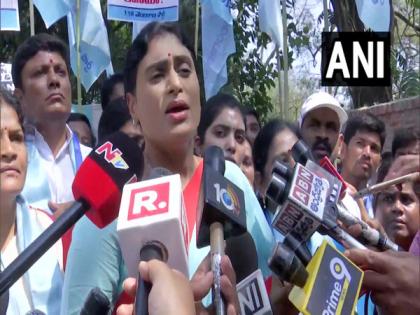 YSRTP chief YS Sharmila detained by police during protest against Telangana govt | YSRTP chief YS Sharmila detained by police during protest against Telangana govt