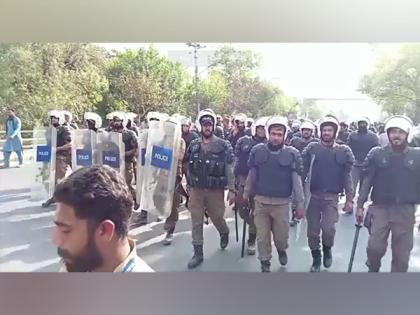 Pakistan Police arrive at Imran Khan's Lahore residence to arrest him | Pakistan Police arrive at Imran Khan's Lahore residence to arrest him