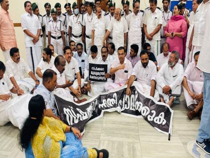 Kerala Opposition stage protest in Assembly against Speaker | Kerala Opposition stage protest in Assembly against Speaker