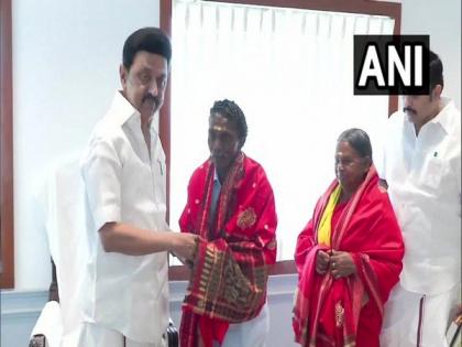 Tamil Nadu CM felicitates 'The Elephant Whisperers' couple; announces cash prizes | Tamil Nadu CM felicitates 'The Elephant Whisperers' couple; announces cash prizes