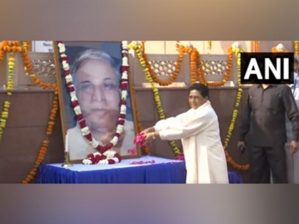 Mayawati pays floral tribute to BSP founder Kanshi Ram on his birth anniversary | Mayawati pays floral tribute to BSP founder Kanshi Ram on his birth anniversary