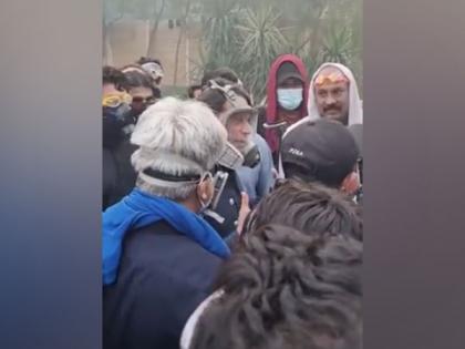 Imran Khan interacts with PTI supporters in gas mask after security forces withdraw from Zaman Park | Imran Khan interacts with PTI supporters in gas mask after security forces withdraw from Zaman Park