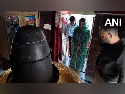 JK: PDP chief Mehbooba Mufti visits temple in Poonch, BJP says "gimmick" | JK: PDP chief Mehbooba Mufti visits temple in Poonch, BJP says "gimmick"