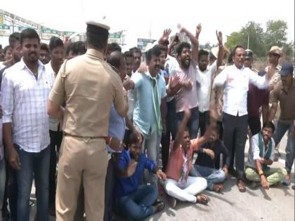 JD(S) workers block Bengaluru-Mysore highway in protest against toll charges for motorists | JD(S) workers block Bengaluru-Mysore highway in protest against toll charges for motorists