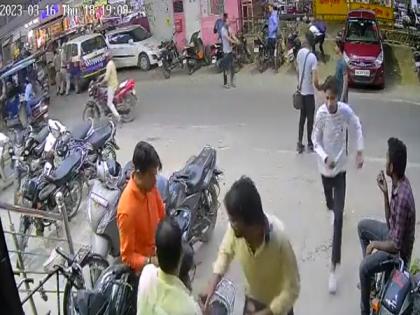 Delhi: Man held for roaming with knife, pistol | Delhi: Man held for roaming with knife, pistol