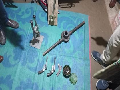 Joint West Bengal, Bihar Police raid Malda-Katihar border house, seize illegal arms, ammunition | Joint West Bengal, Bihar Police raid Malda-Katihar border house, seize illegal arms, ammunition Joint West Bengal, Bihar Police raid Malda-Katihar border house, seize illegal arms, ammunition | Joint West Bengal, Bihar Police raid Malda-Katihar border house, seize illegal arms, ammunition