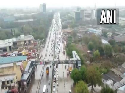 Waterlogging on Delhi-Gurugram Expressway causes traffic jams | Waterlogging on Delhi-Gurugram Expressway causes traffic jams