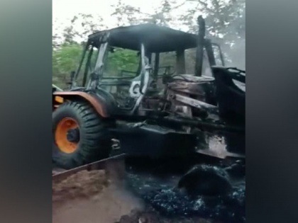 Chhattisgarh: Naxals set ablaze 12 vehicles engaged in road construction in Kanker | Chhattisgarh: Naxals set ablaze 12 vehicles engaged in road construction in Kanker