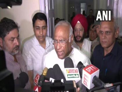 Fugitives free, ED-CBI action against opposition leaders: Kharge after Mehul Choksi dropped off interpol list | Fugitives free, ED-CBI action against opposition leaders: Kharge after Mehul Choksi dropped off interpol list Fugitives free, ED-CBI action against opposition leaders: Kharge after Mehul Choksi dropped off interpol list | Fugitives free, ED-CBI action against opposition leaders: Kharge after Mehul Choksi dropped off interpol list