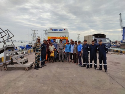 Indian Navy rescues 7 fishermen in Gujarat's Okha | Indian Navy rescues 7 fishermen in Gujarat's Okha