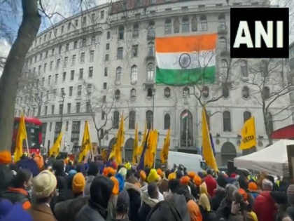 Suspected Khalistanis hold fresh protest behind barricade at Indian High Commision in UK | Suspected Khalistanis hold fresh protest behind barricade at Indian High Commision in UK