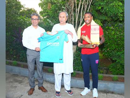 Odisha CM Naveen Patnaik felicitates ISL Golden Boot award winner Diego Mauricio | Odisha CM Naveen Patnaik felicitates ISL Golden Boot award winner Diego Mauricio