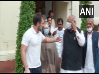 "If I touch you, they say I'm wiping my nose on your back": Rahul Gandhi tells Kharge | "If I touch you, they say I'm wiping my nose on your back": Rahul Gandhi tells Kharge